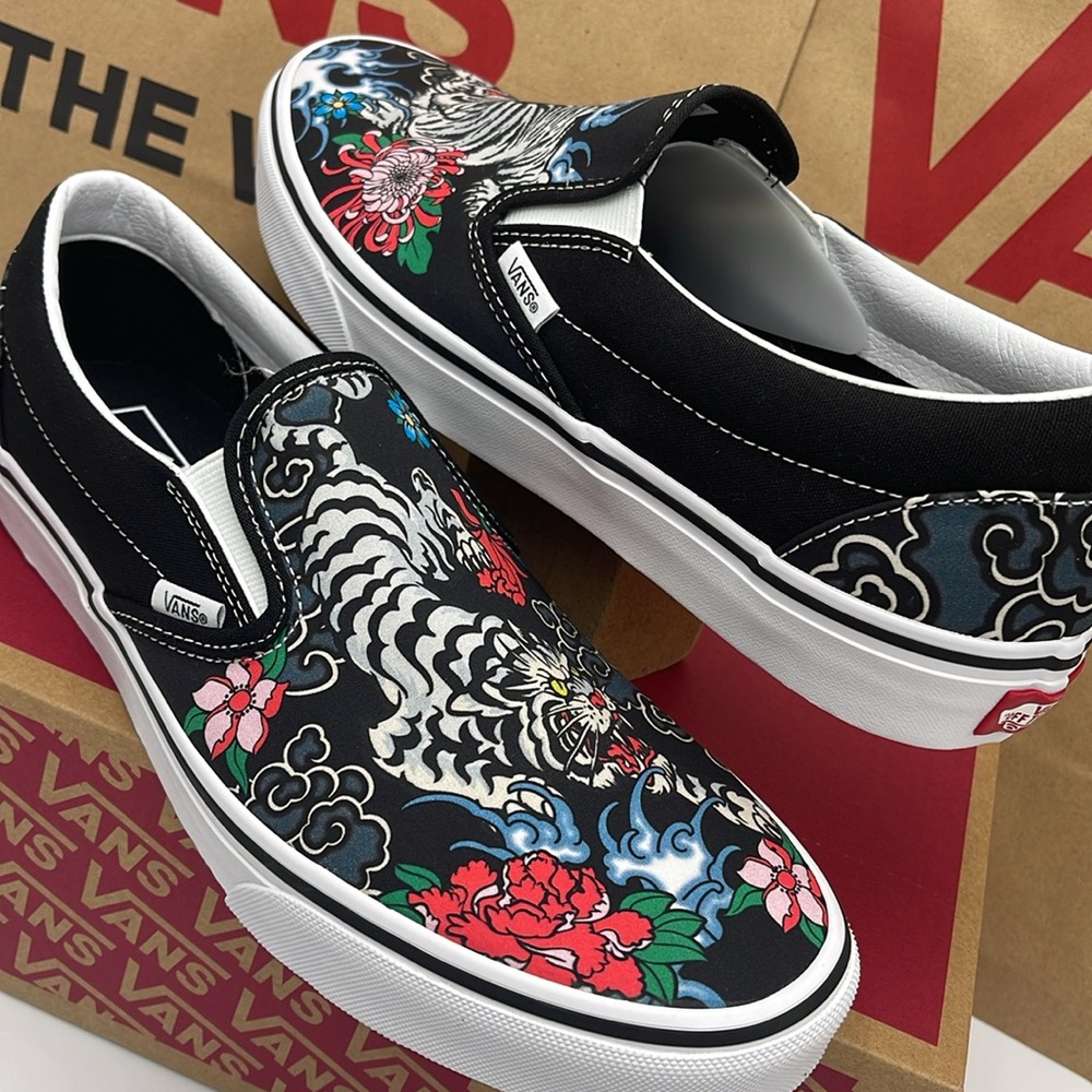Vans WMNS Black Slip-On Shoes with Floral and Tiger Design Classic Slip On Snkrs - Picture 11 of 16